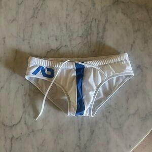 ADDICTED Swim Briefs Men’s Size M (30–32) White Blue Stripe Drawstring
